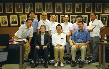 当日の集合写真です．前列右から2 番目が玉木先生，前列左端が筆者
