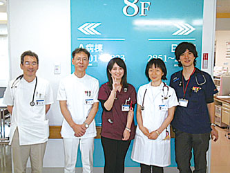 部長の黒木先生（左から2番目），病棟医長の津本順史先生（左端），研修医の先生と筆者（右端）．