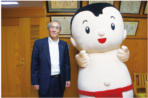 取材の記念に，水の精霊，もとい，栗山村長と．