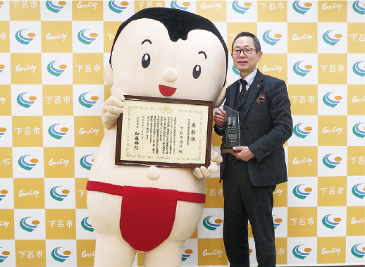 取材の記念に，服部市長と．「健康寿命をのばそう！ アワード」の表彰状・トロフィーも！