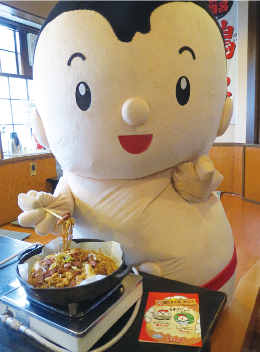 「鶏ちゃん」ちゃっかりいただいてきました♪ 味噌ベースの秘伝のたれで焼く地元の鶏モモ肉とキャベツ，そして焼きそばのハーモニー♪ 嗚呼，ビール飲みたかった……って，いやいや何言わしてんの！ 永遠の6 歳ですからお酒だなんて! !