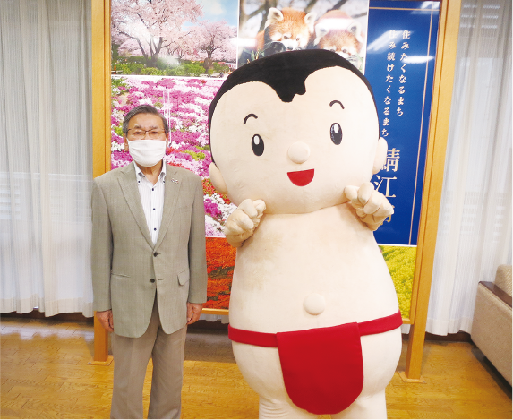 取材の記念に，牧野市長と．さっすが，メガネが決まってるぅ～☆