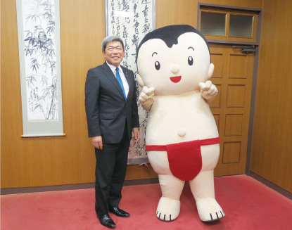 取材の記念に，東坂市長と．市民と行政職員への愛にあふれた方でした♡
