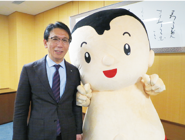 取材の記念にウチのめいやーと，赤ふん型ケーキの開発をお願いしておきました！