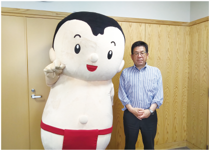 取材の記念に，上森町長と．役場の中にも外にも目線が向いている，素敵な町長さんでした♡